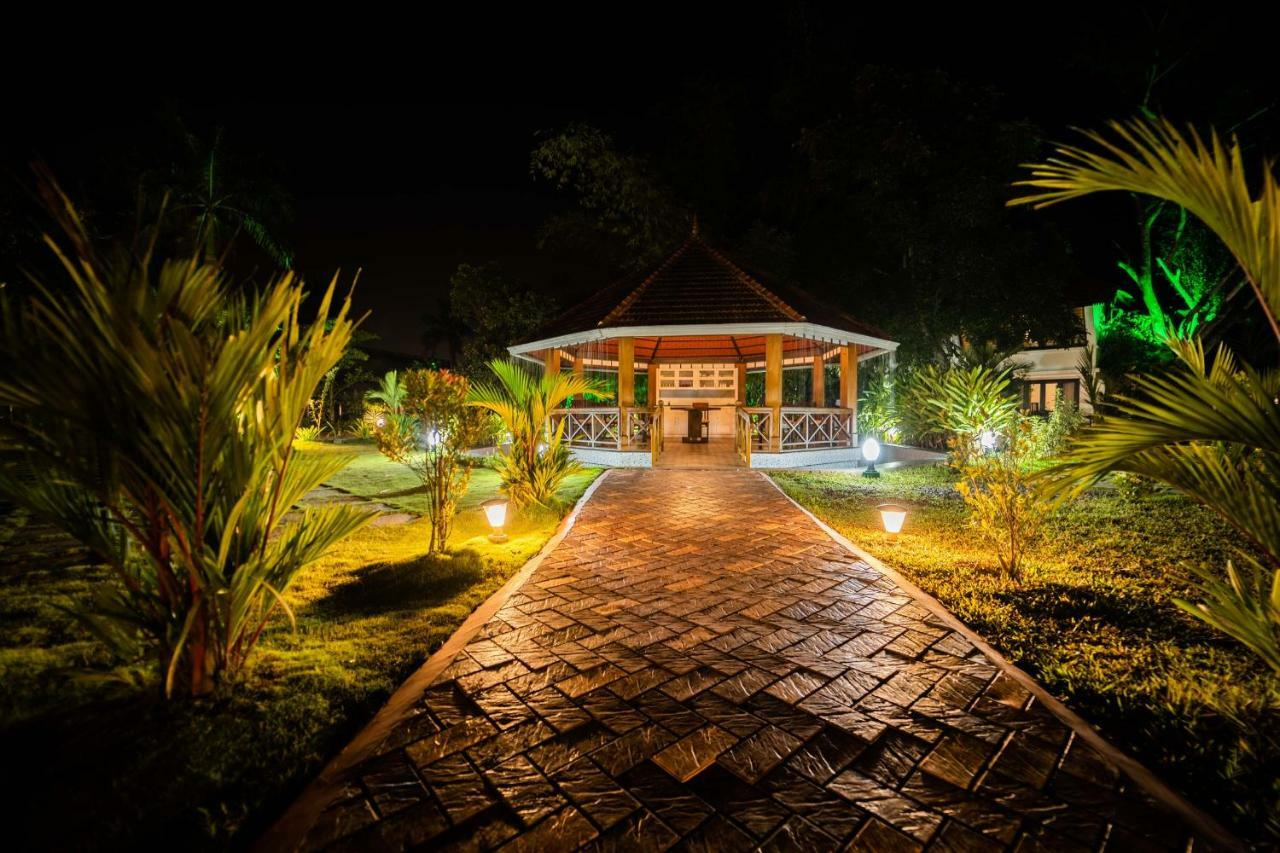 Nihara Resort And Spa Cochin Kochi Exterior foto